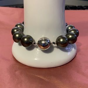 NWOT CHARCOL COLORED PEARL BRACELET